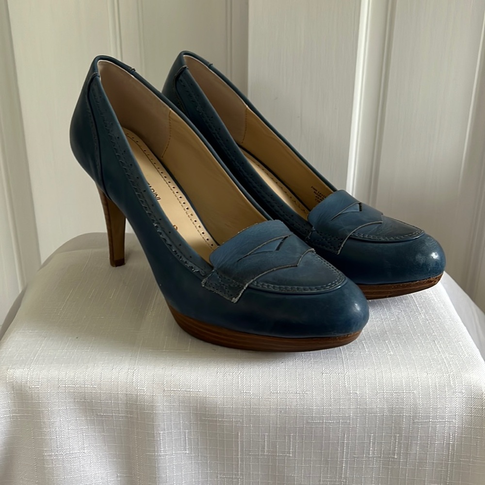 VINTAGE blue leather high heeled penny loafers